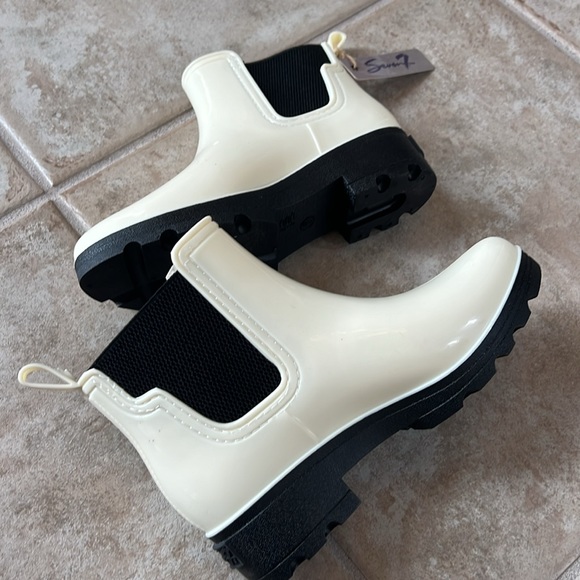 🆕💕SEVEN7 Halifax Rain Bootie - Picture 2 of 8